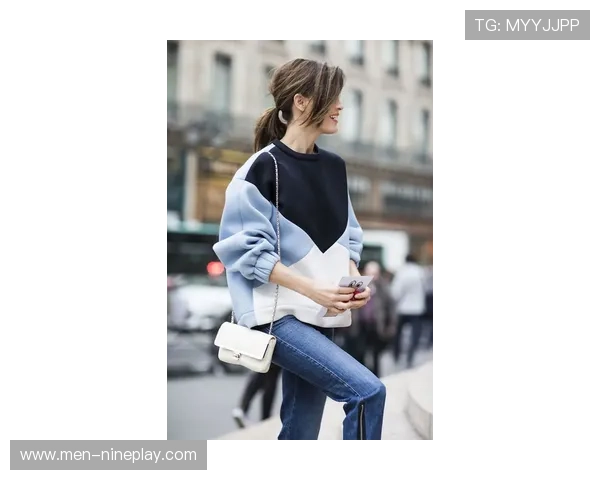 足球球星连帽加绒卫衣时尚潮流展现运动魅力舒适穿搭体验